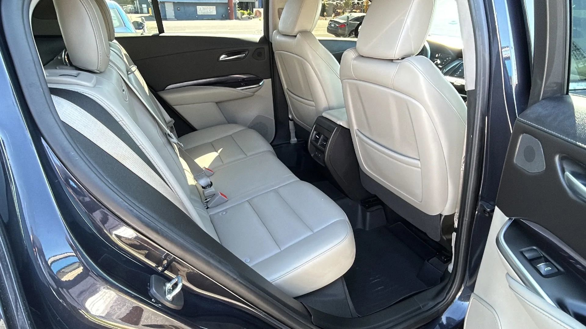 Used 2022 Cadillac XT4 Luxury w/ Cold Weather Package image 15