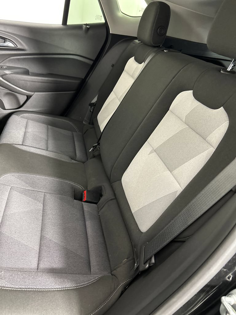 Used 2025 Chevrolet Trax LS w/ LS Convenience Package FWD image 17