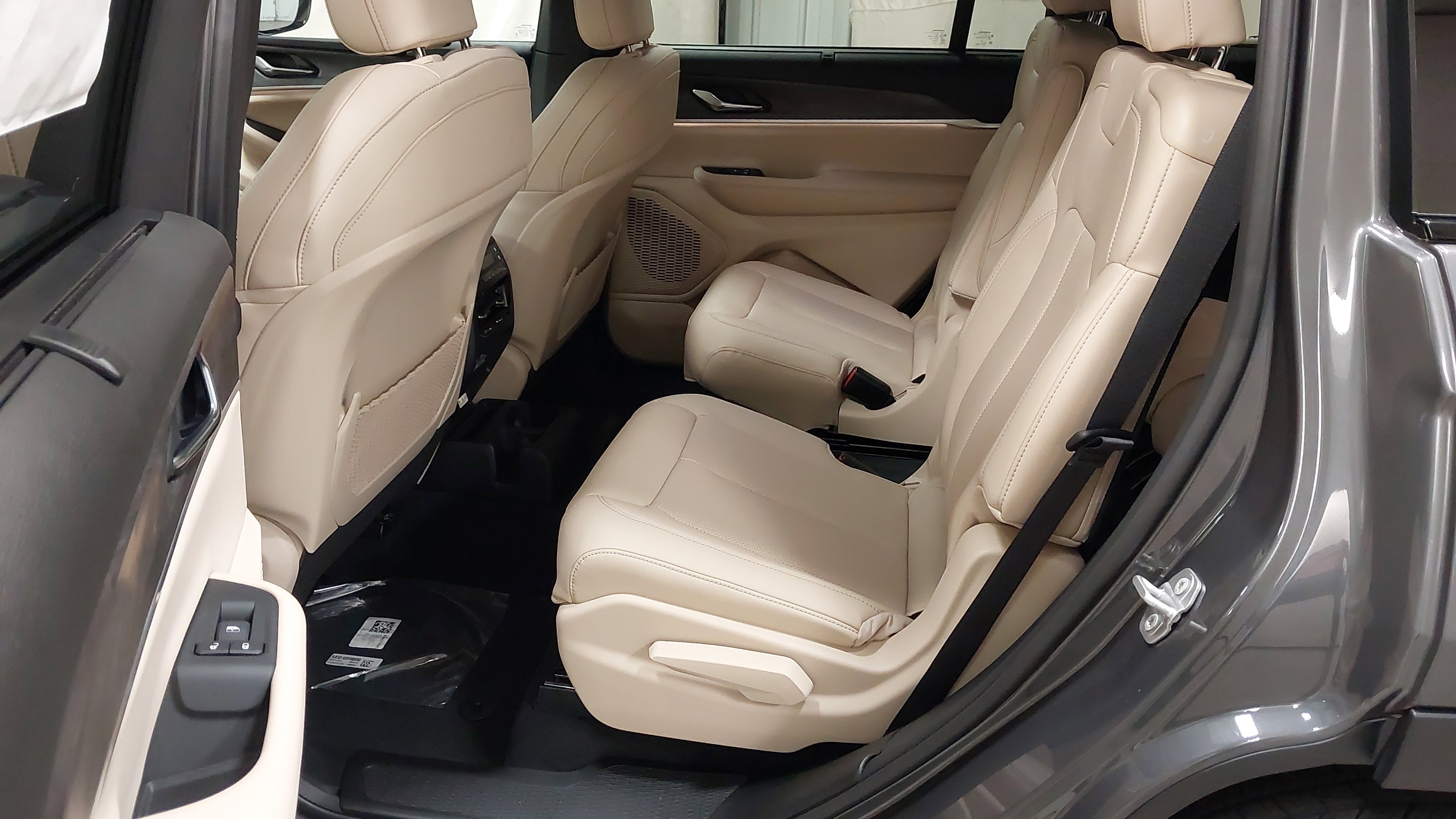 New 2025 Jeep Grand Cherokee L Limited w/ Luxury Tech Group II image 38
