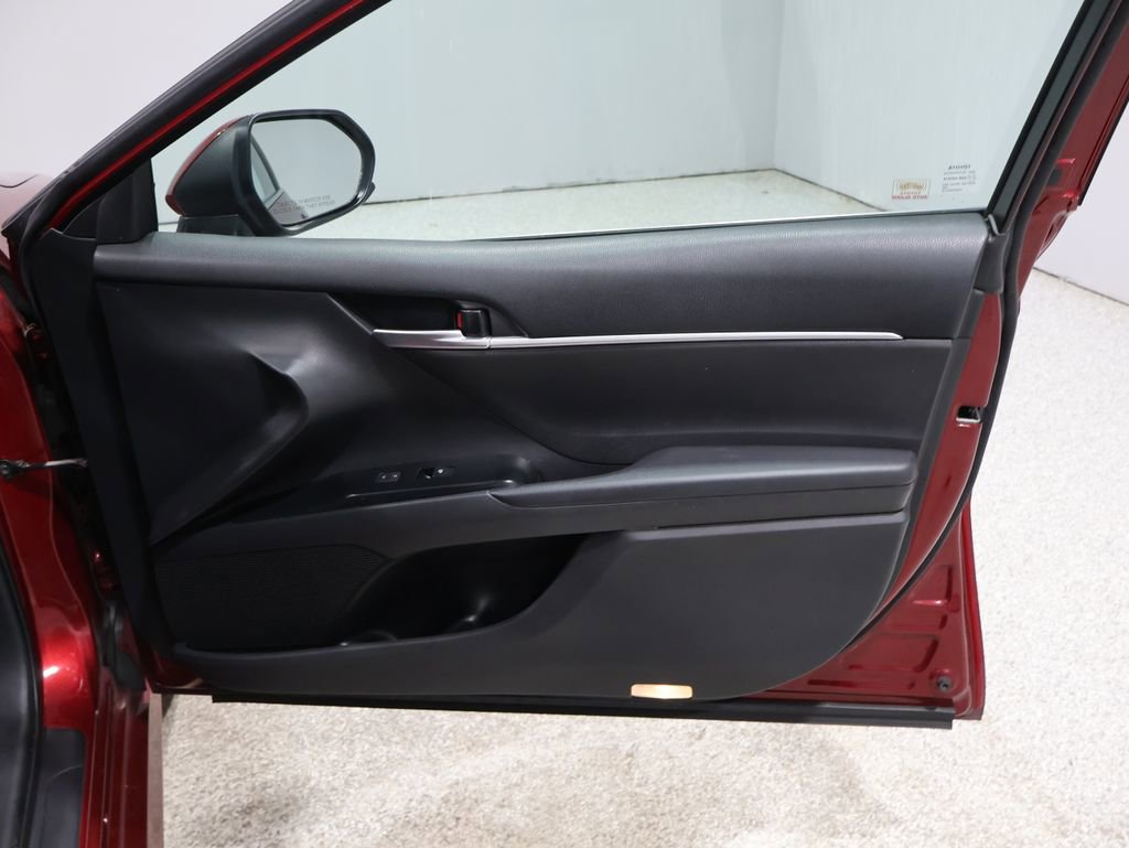 Used 2018 Toyota Camry LE image 23