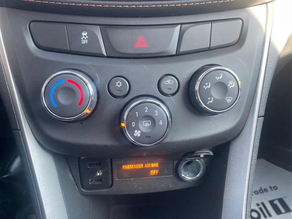 Used 2022 Chevrolet Trax LT w/ LT Convenience Package image 25