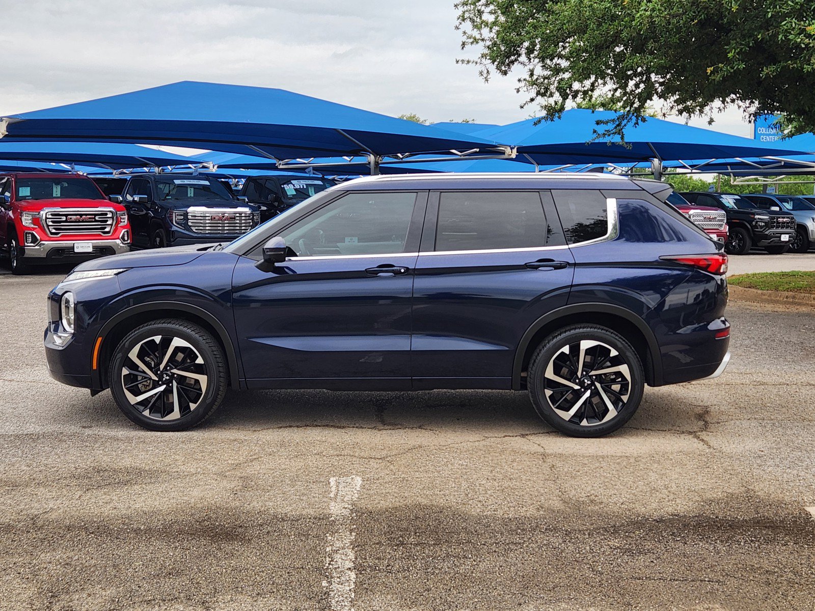 Used 2024 Mitsubishi Outlander SEL Black Edition FWD image 3