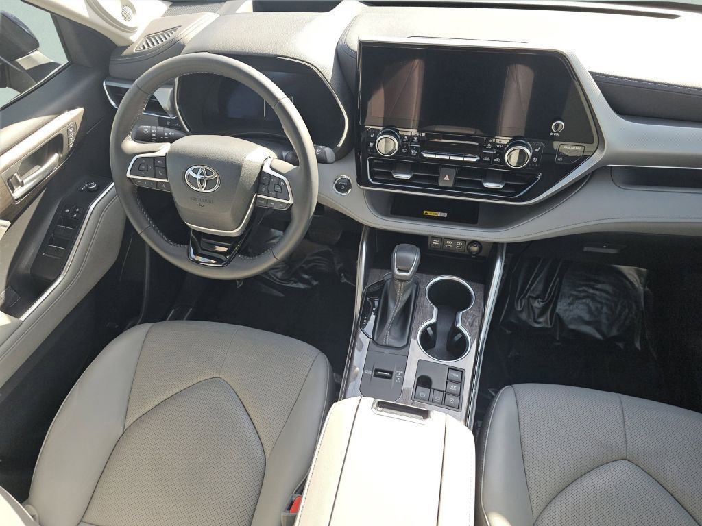 Used 2023 Toyota Highlander Platinum image 28