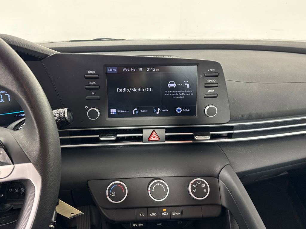 Certified 2025 Hyundai Elantra SE image 17