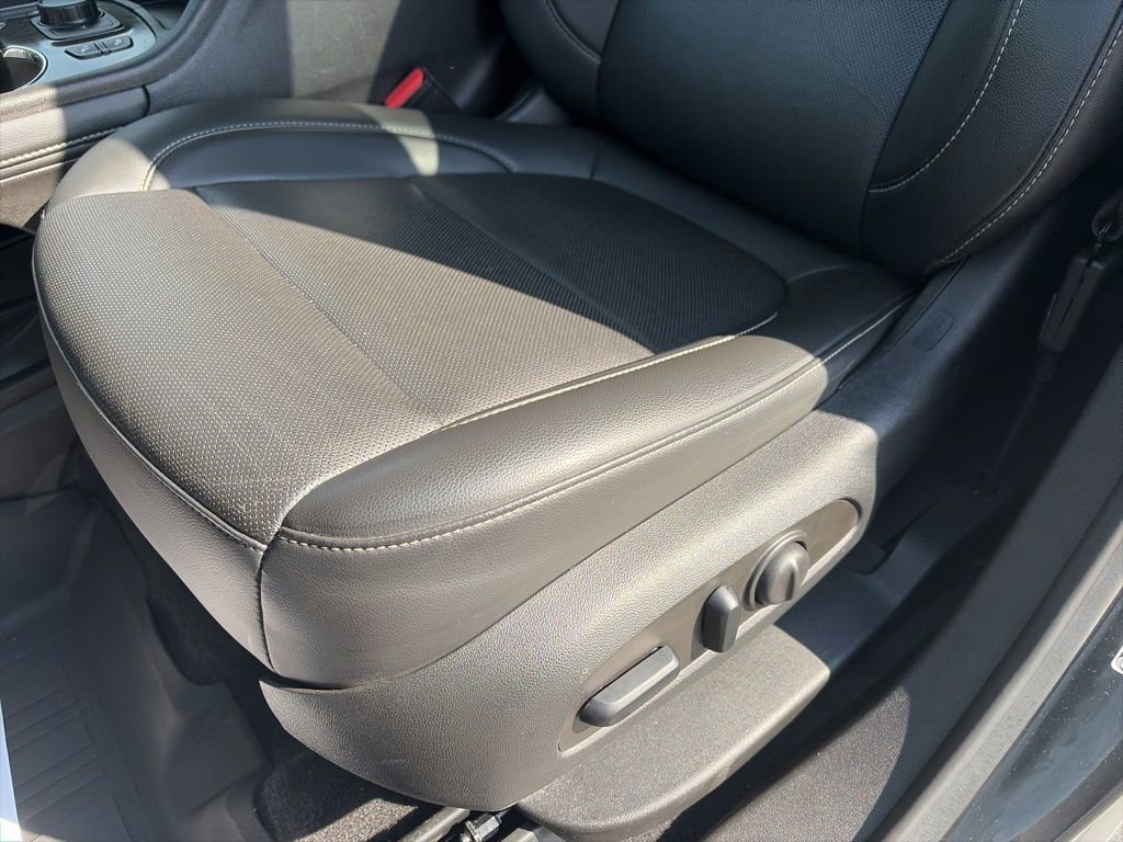 Used 2023 GMC Acadia SLT w/ LPO, Floor Liner Package image 20