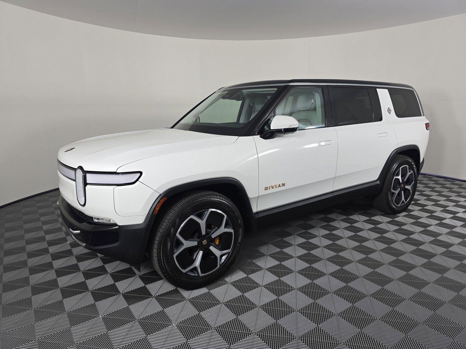 Used 2023 Rivian R1S Adventure image 1
