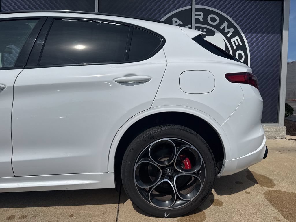 Used 2023 Alfa Romeo Stelvio Veloce AWD/4WD image 14