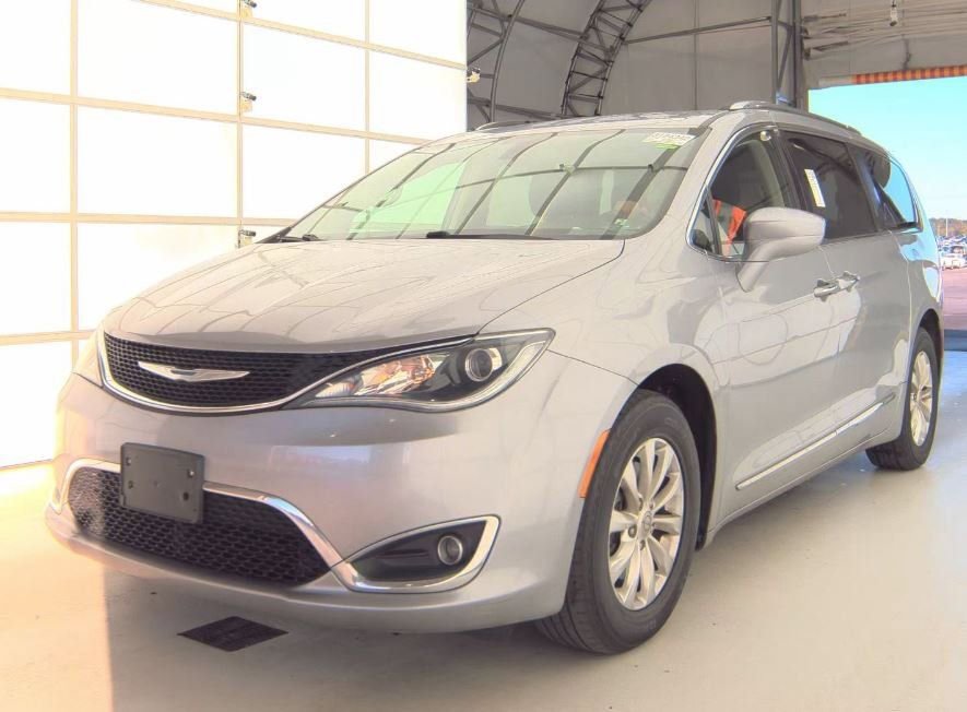 Used 2018 Chrysler Pacifica Touring-L FWD image 1