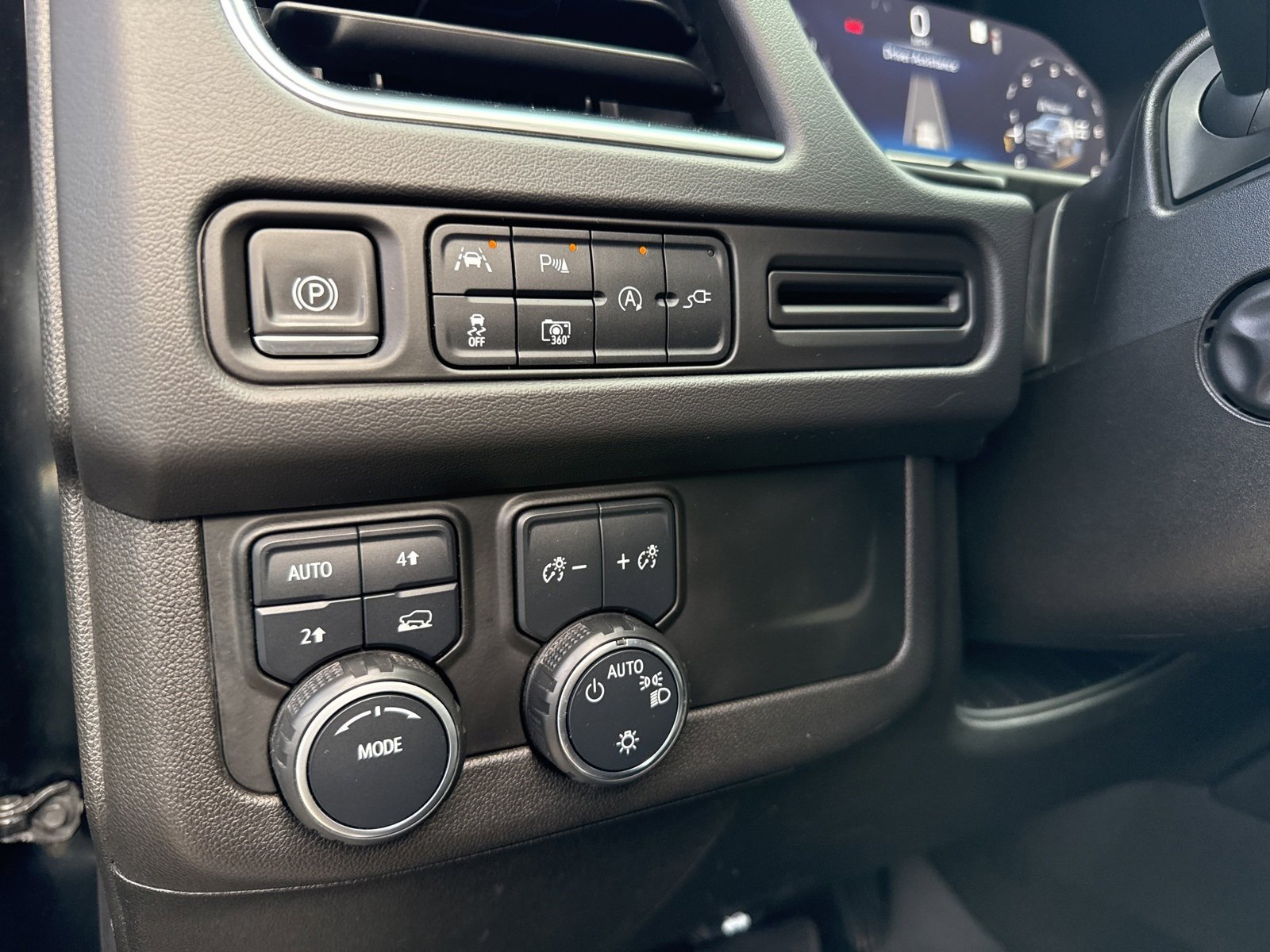 Used 2022 Chevrolet Suburban RST w/ Luxury Package image 20