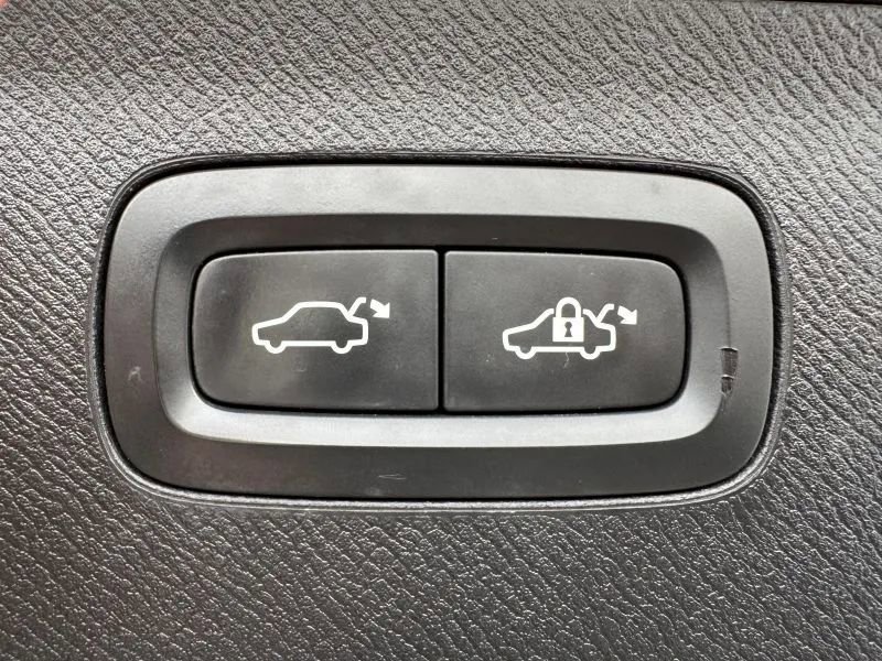 Used 2017 Volvo XC90 T6 Momentum w/ Vision Package image 50