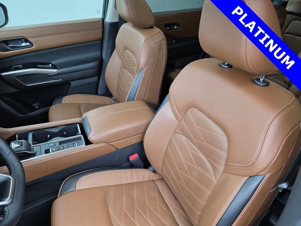 Used 2024 Nissan Pathfinder Platinum image 11