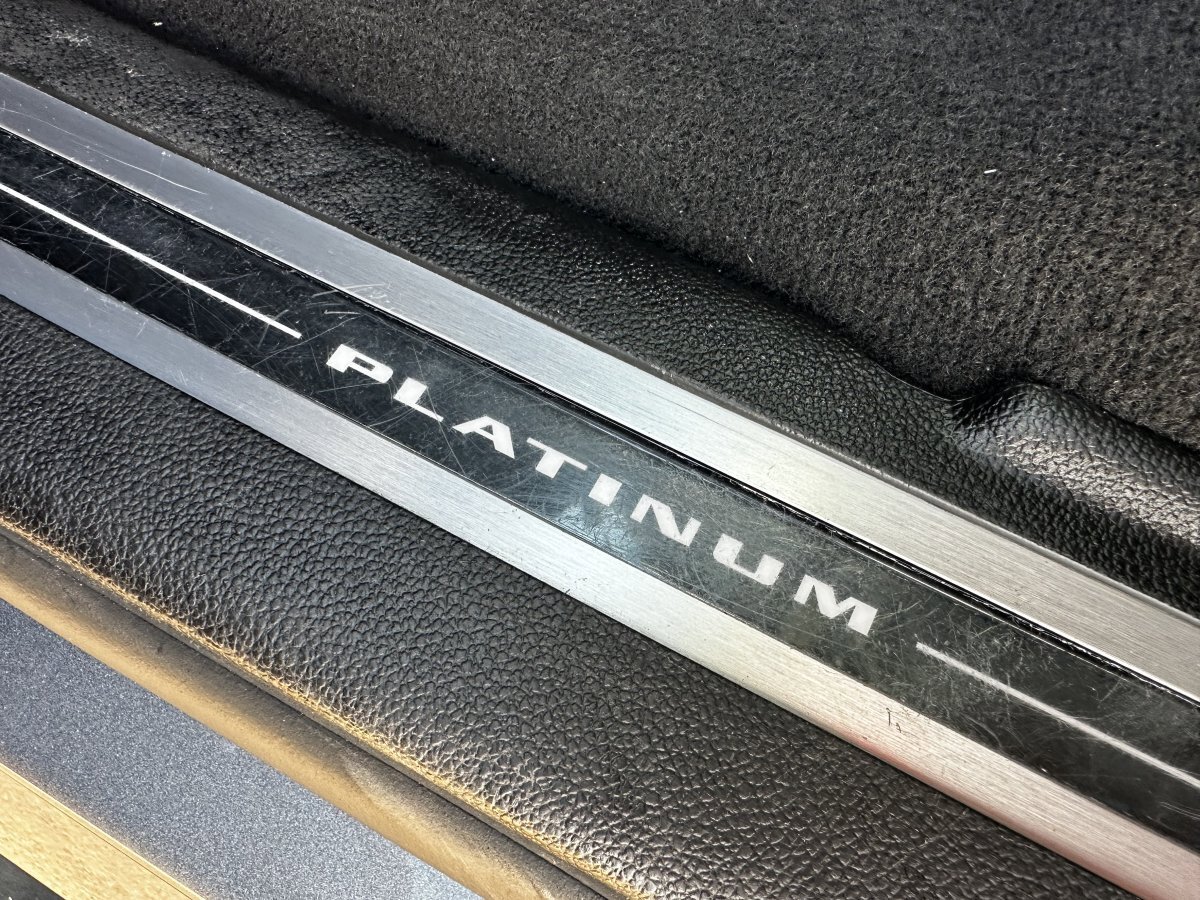 Used 2018 Cadillac Escalade Platinum AWD/4WD image 16