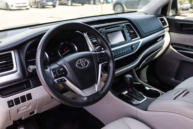 Used 2014 Toyota Highlander LE AWD/4WD image 31