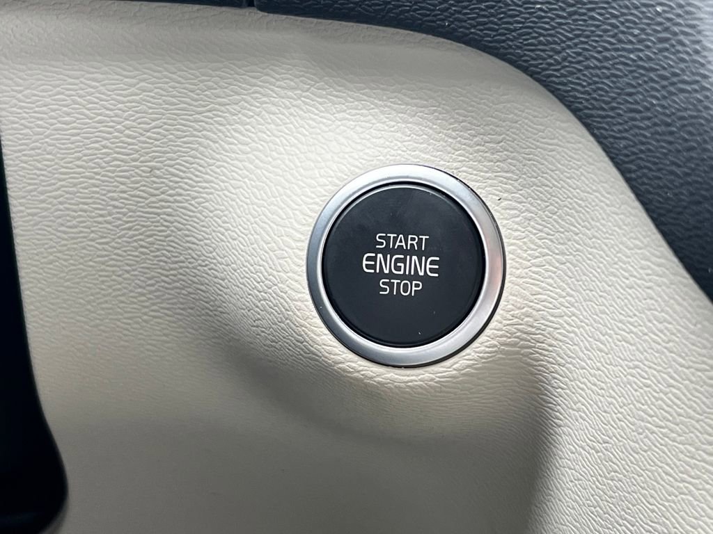 Used 2023 Volvo XC40 B4 Plus image 22