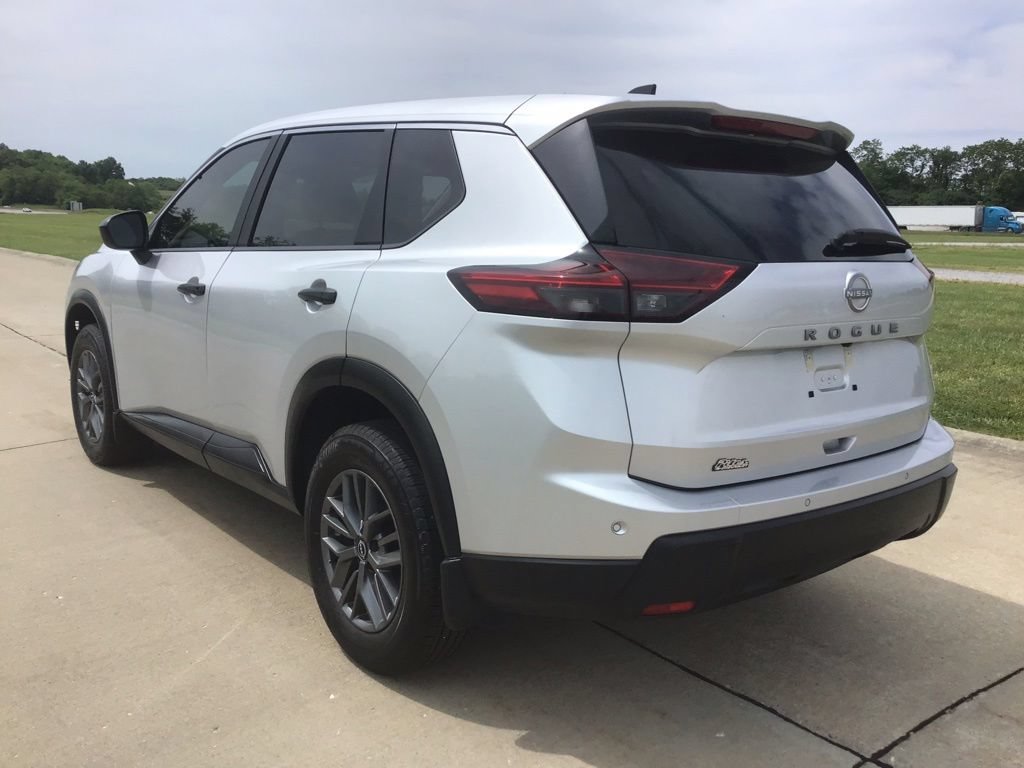 Used 2025 Nissan Rogue S FWD image 4