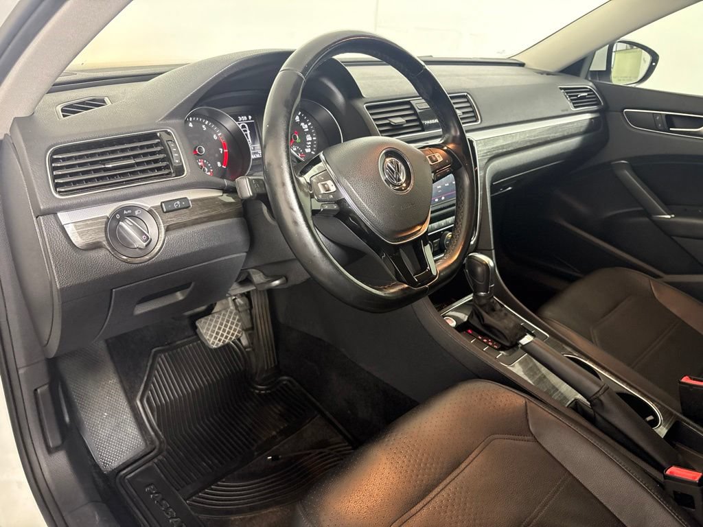 Used 2018 Volkswagen Passat 2.0T SE FWD image 22