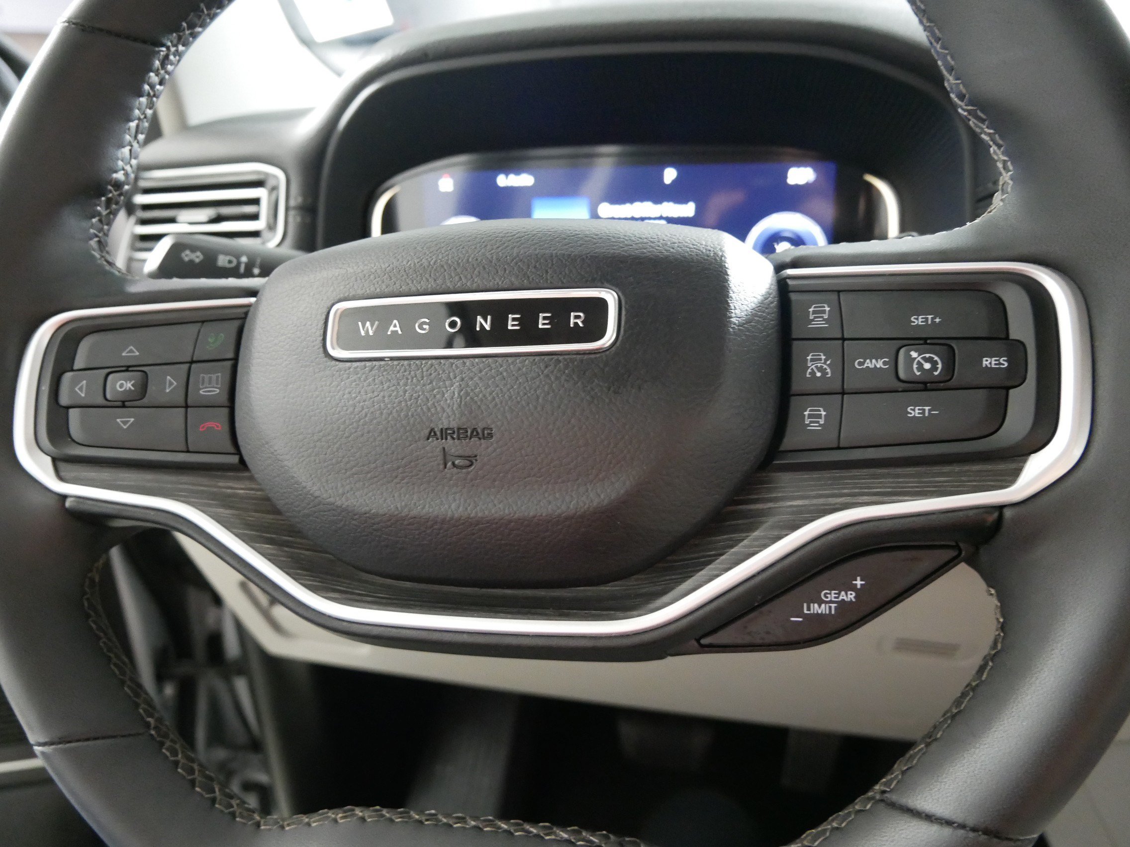 Used 2023 Jeep Wagoneer L Series II AWD/4WD image 25
