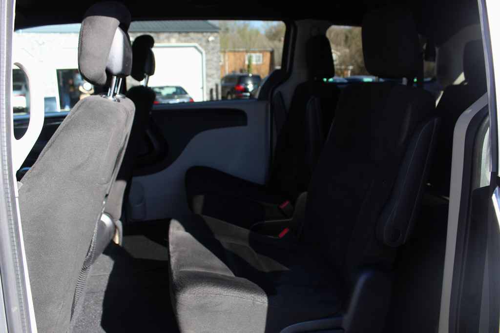 Used 2015 Dodge Grand Caravan SE image 21