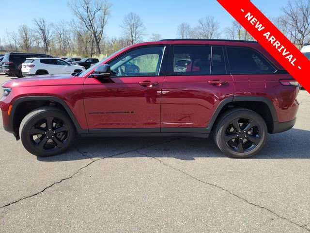 Used 2024 Jeep Grand Cherokee Altitude AWD/4WD image 6