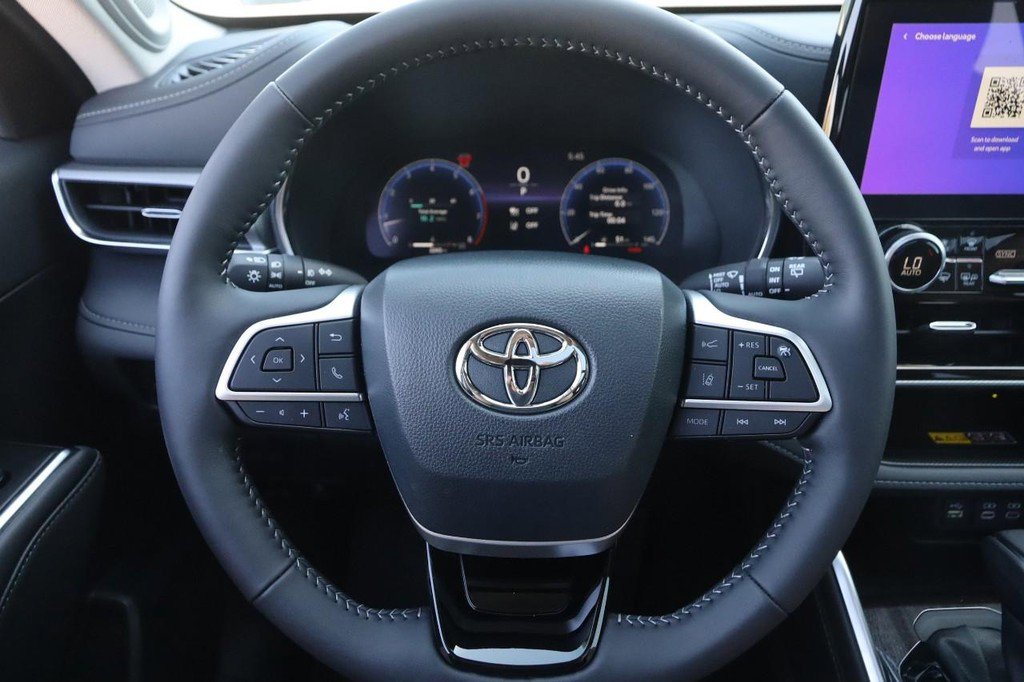Used 2025 Toyota Highlander Platinum AWD/4WD image 13
