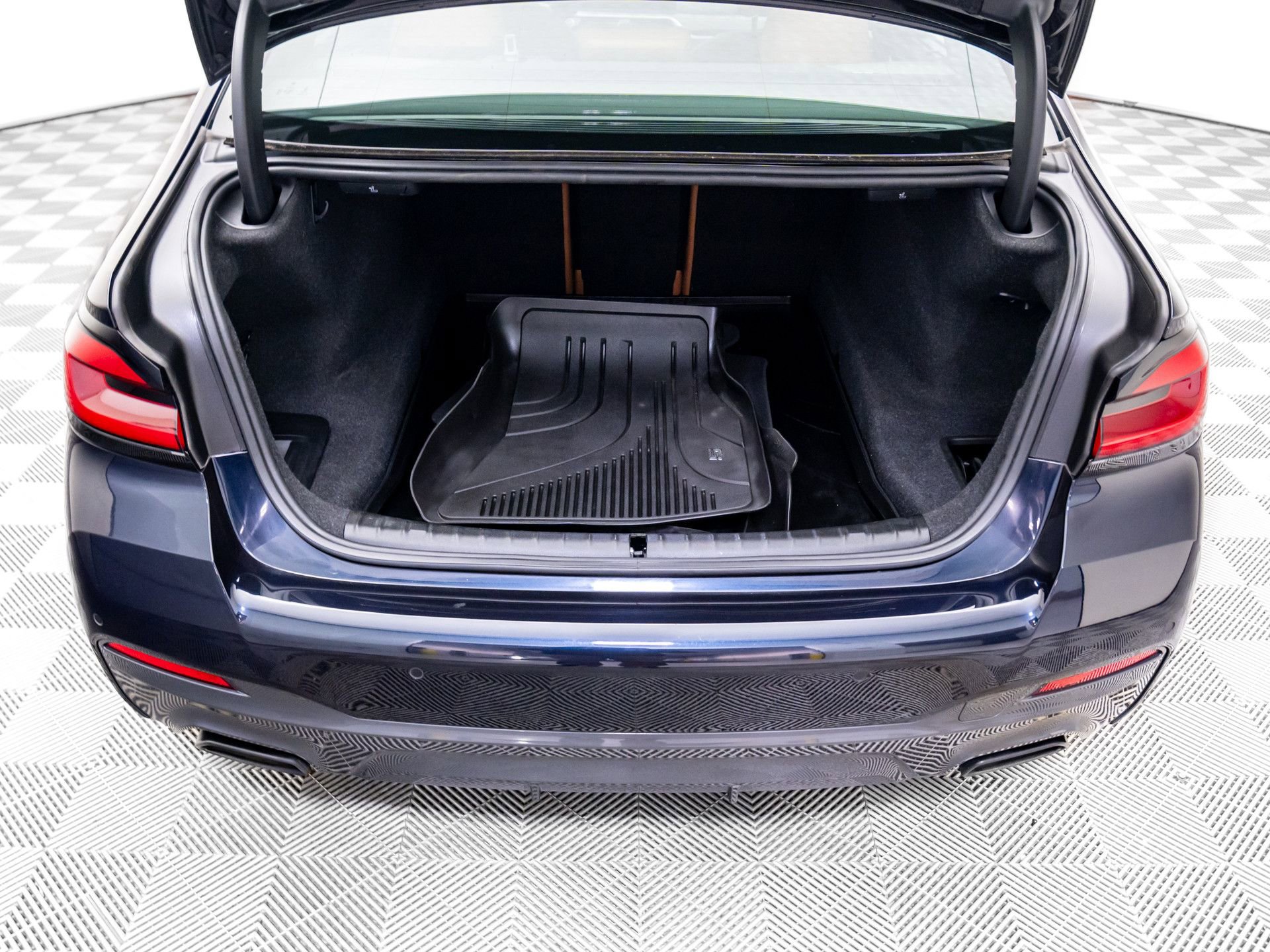 Used 2023 BMW 540i xDrive w/ Executive Package image 32