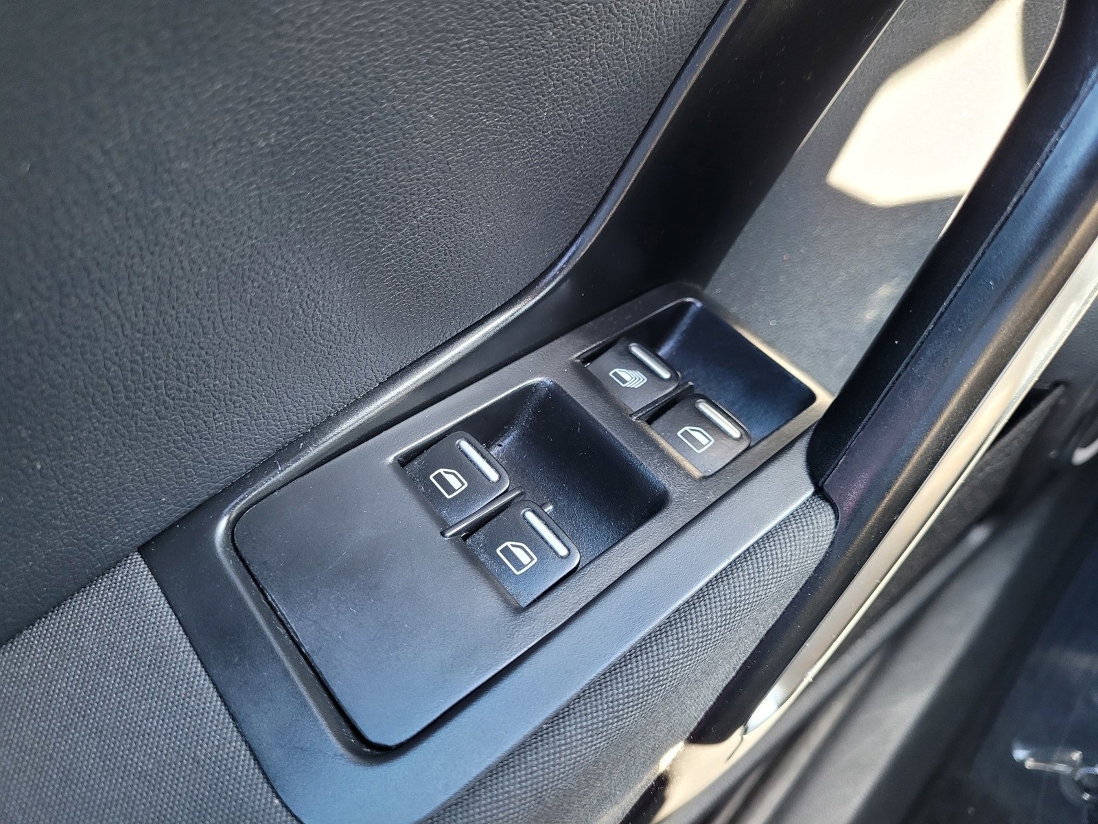 Used 2018 Volkswagen Beetle 2.0T S image 15