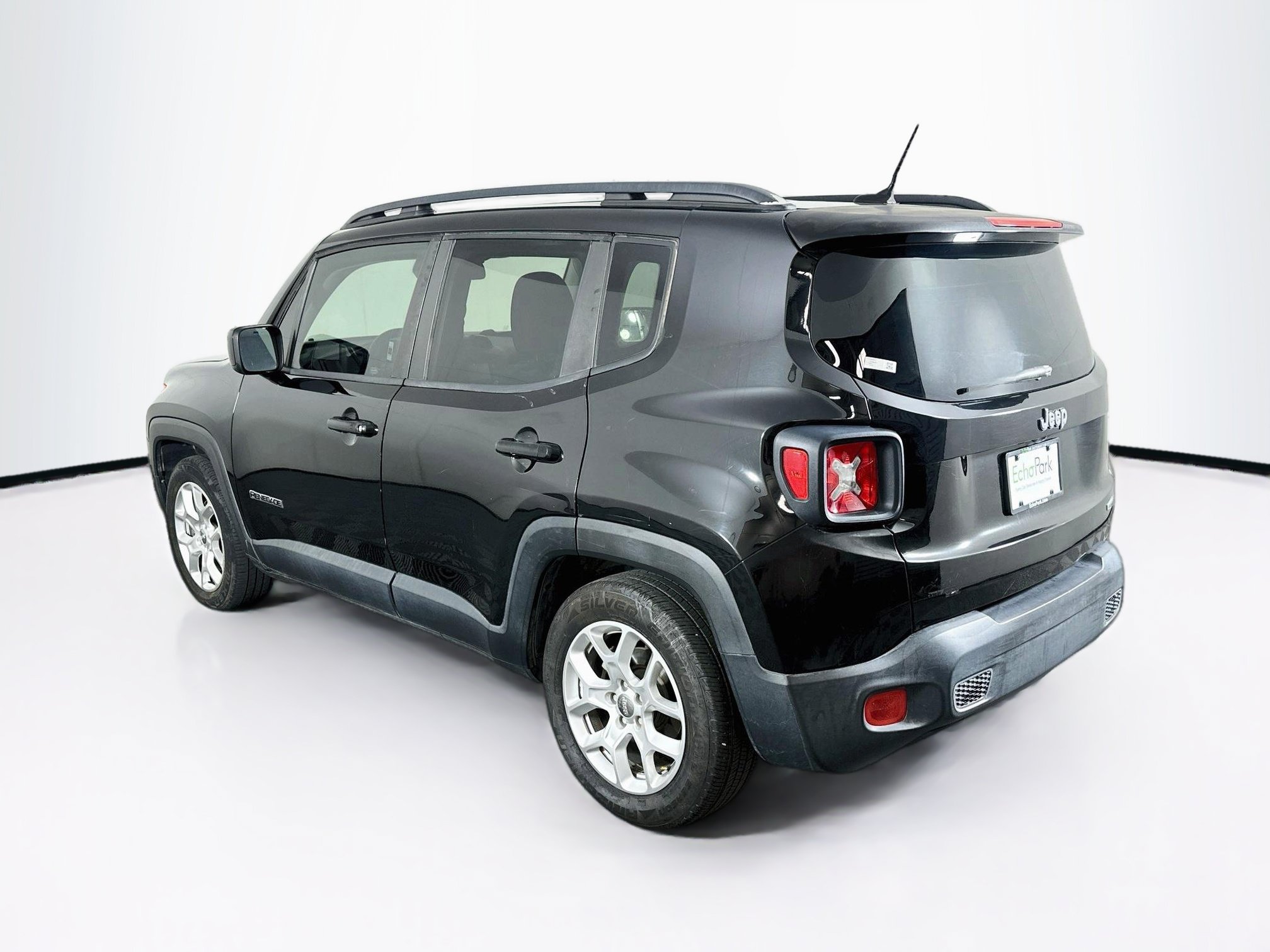 Used 2017 Jeep Renegade Latitude w/ Popular Equipment Group FWD image 5