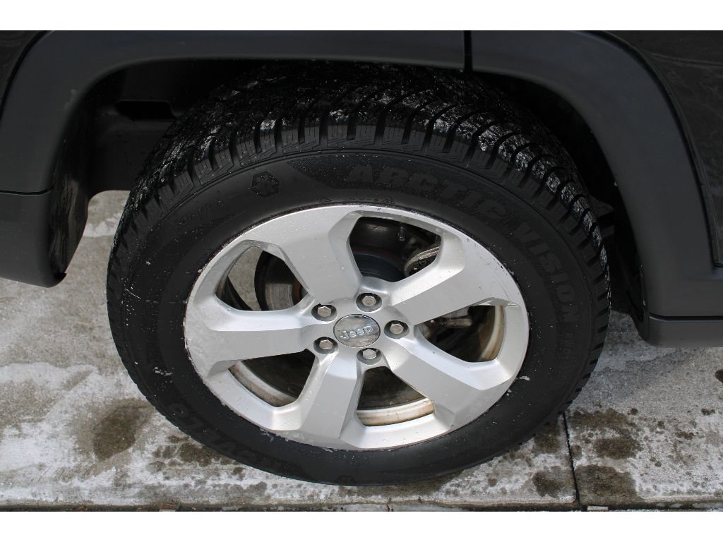 Used 2018 Jeep Compass Latitude w/ Cold Weather Group image 40