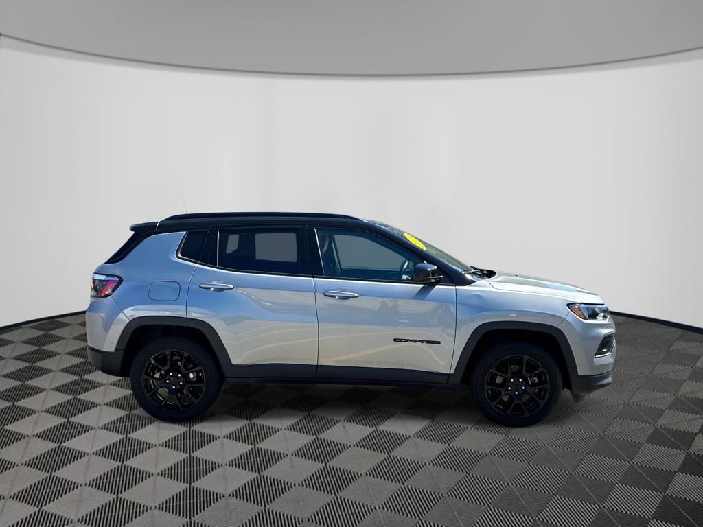 Certified 2022 Jeep Compass Latitude w/ Sun and Sound Group AWD/4WD image 8
