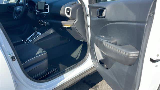 Used 2025 Hyundai Venue Limited FWD image 24
