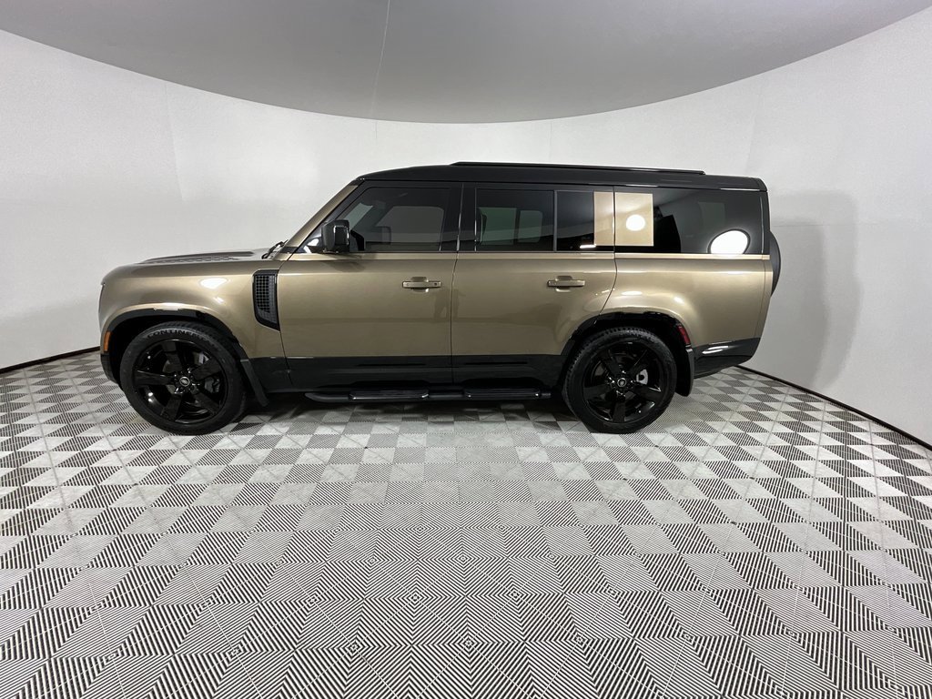 Used 2025 Land Rover Defender 130 X-Dynamic SE image 2