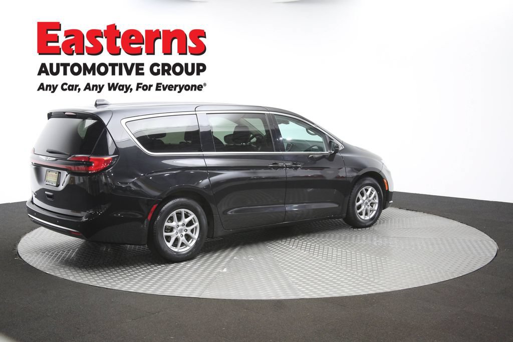 Used 2023 Chrysler Pacifica Touring-L FWD image 43