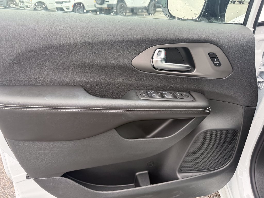 New 2027 Chrysler Pacifica Limited FWD image 5