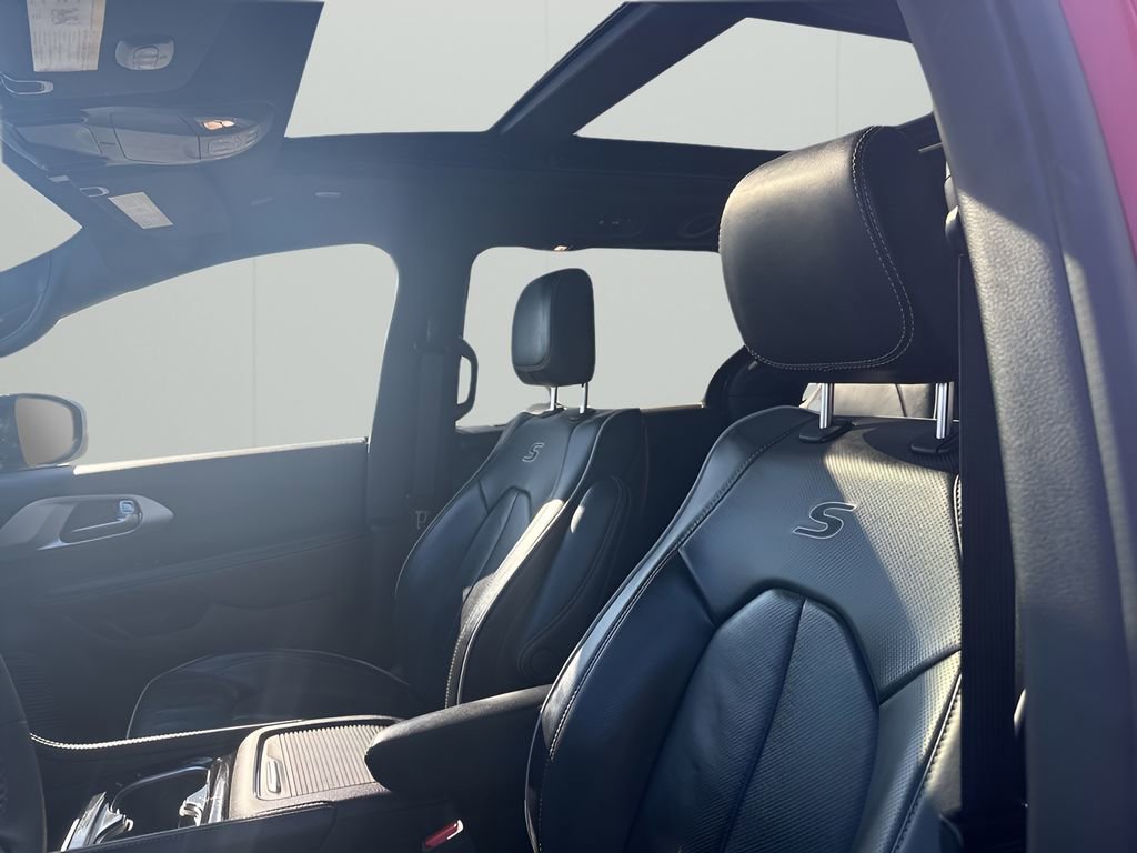 Used 2025 Chrysler Pacifica Limited image 10