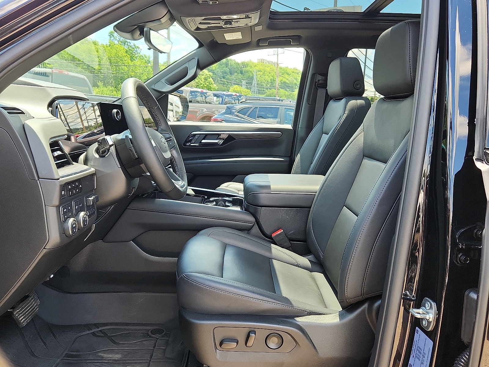 Used 2025 Chevrolet Tahoe Z71 w/ Z71 Off-Road Package AWD/4WD image 14