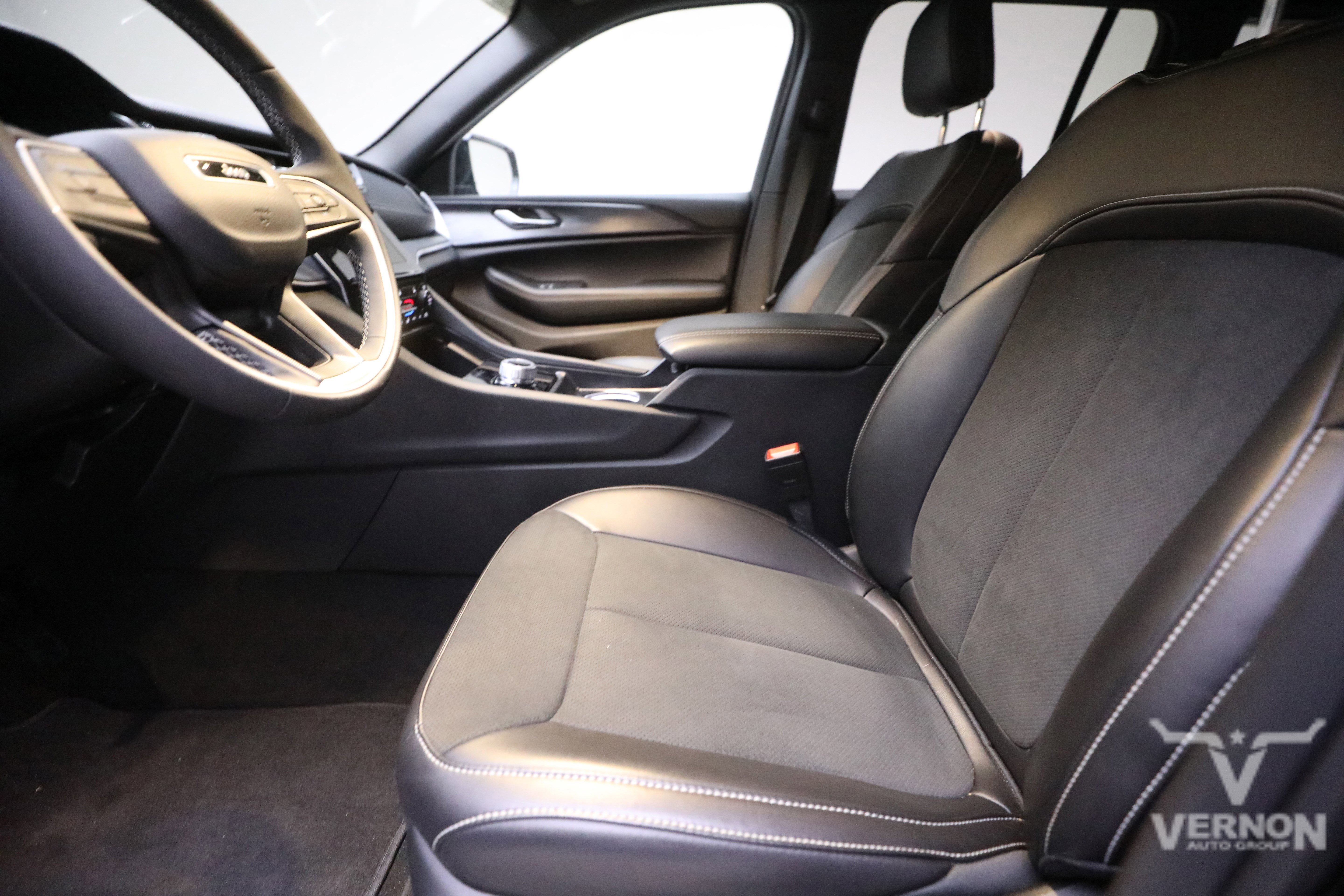 New 2025 Jeep Grand Cherokee Altitude image 10