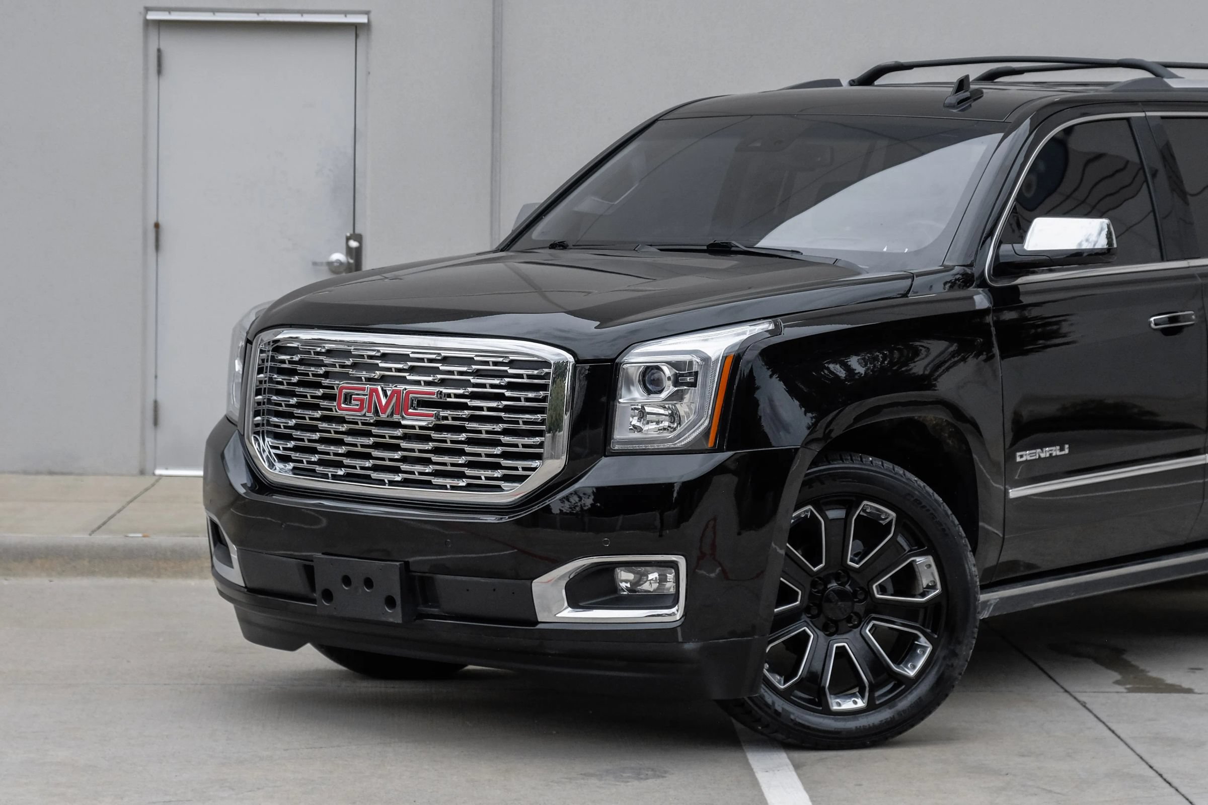 Used 2019 GMC Yukon Denali w/ Denali Ultimate Black Edition AWD/4WD image 8