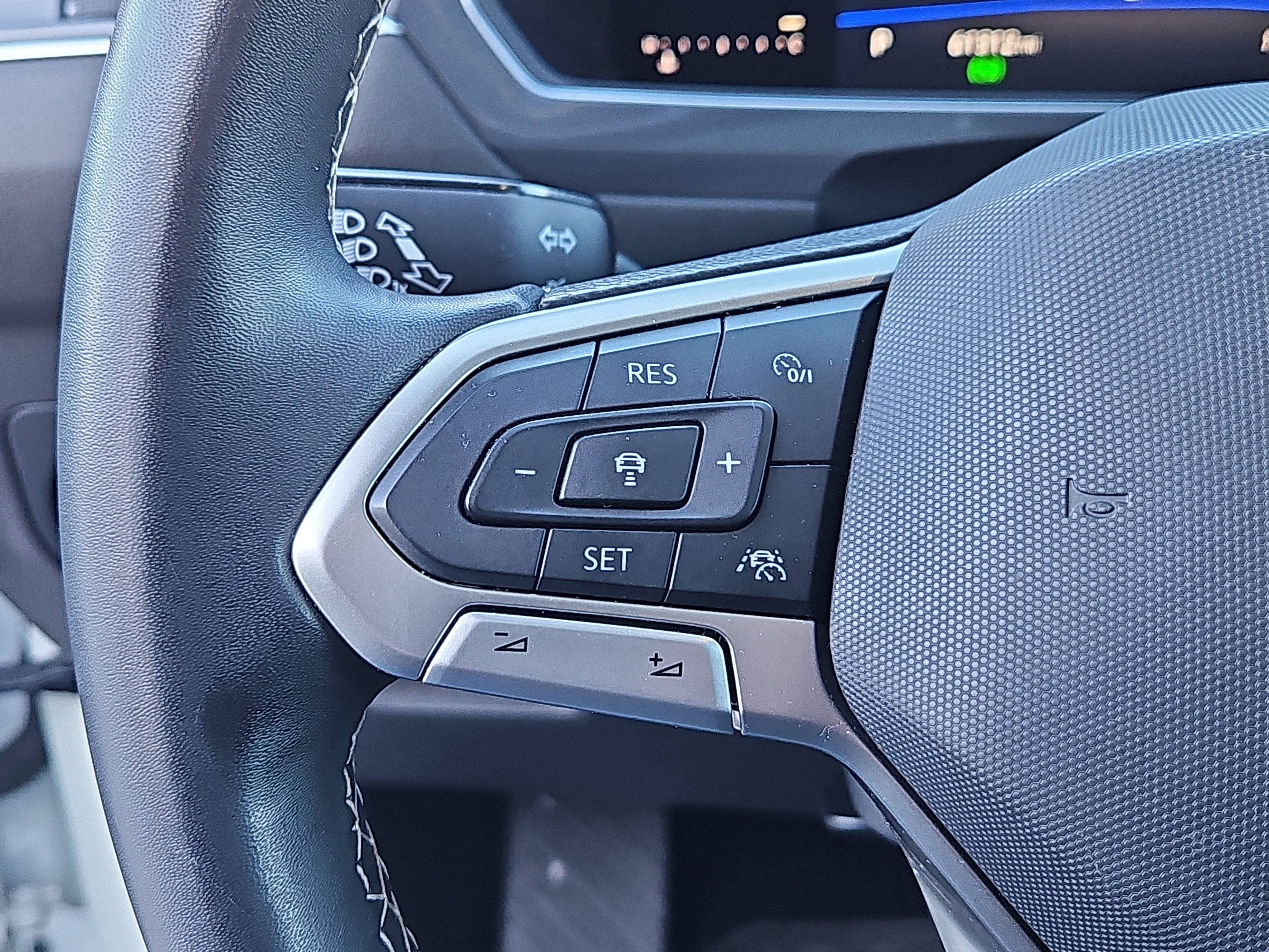 Certified 2022 Volkswagen Tiguan SE w/ Panoramic Sunroof Package image 18