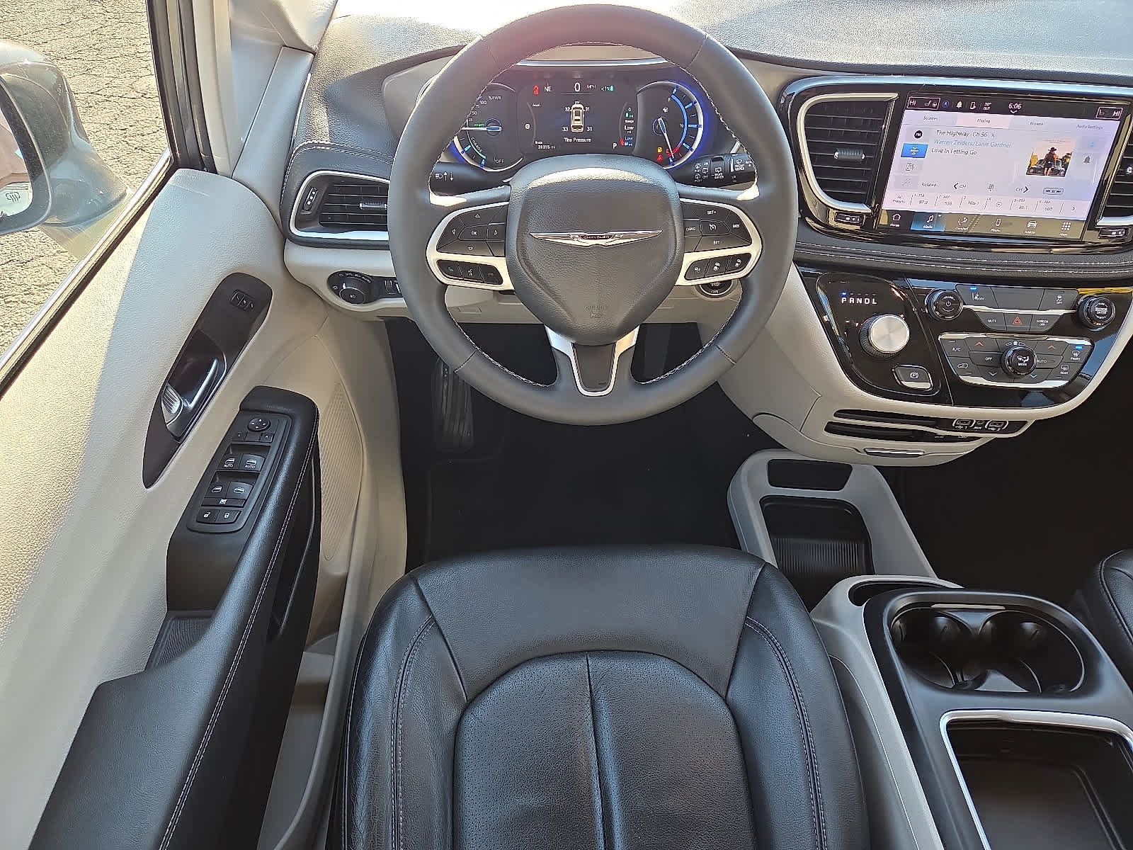 Used 2022 Chrysler Pacifica Touring-L image 13