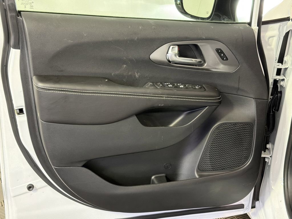 New 2026 Chrysler Pacifica Select FWD image 9