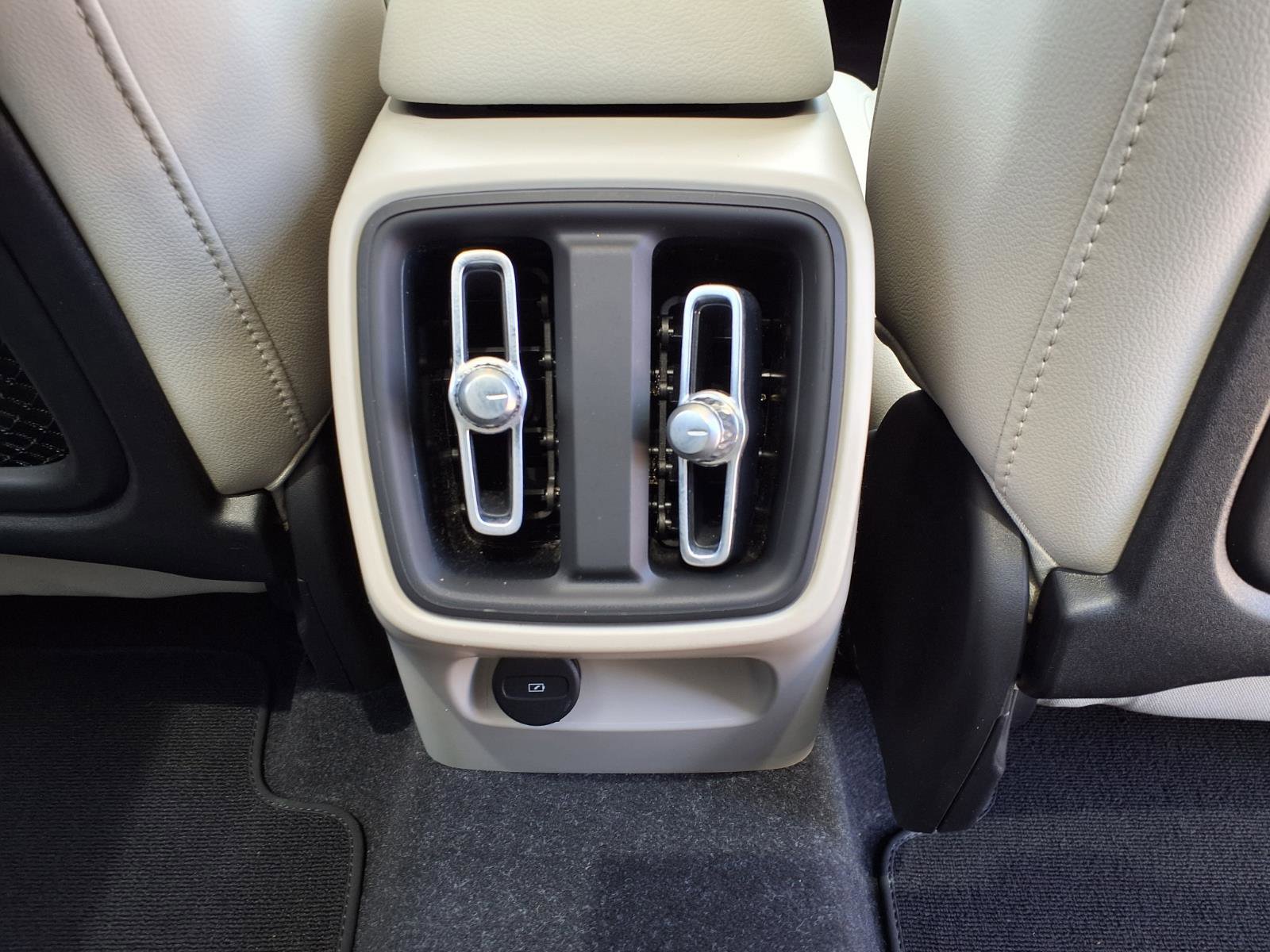 Certified 2023 Volvo XC40 B5 Plus AWD/4WD image 16