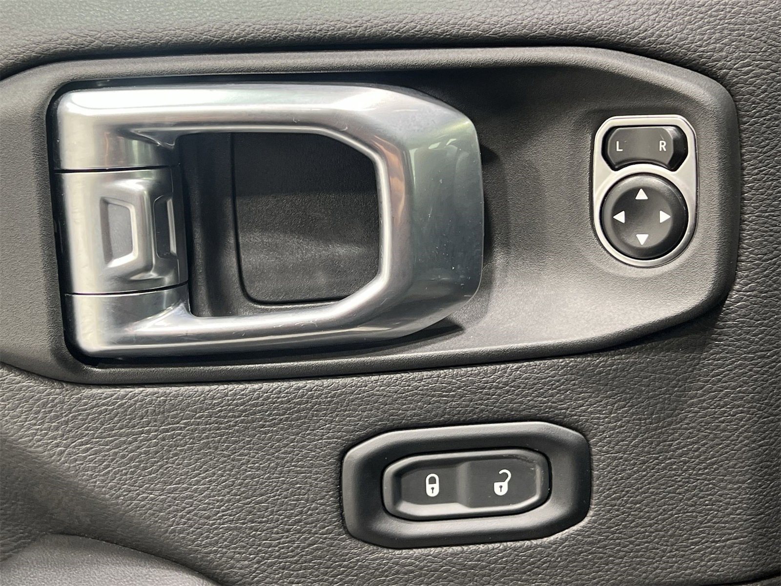 Used 2024 Jeep Wrangler Sahara image 13