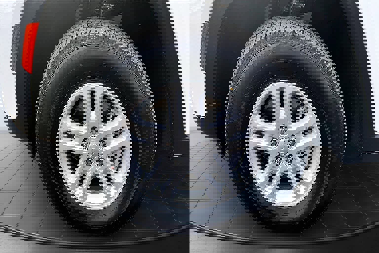 Used 2024 Jeep Grand Cherokee Laredo image 8