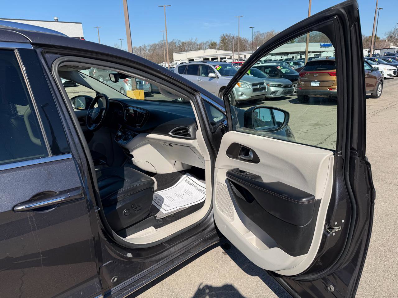 Used 2018 Chrysler Pacifica Touring-L w/ Advanced Safetytec Group image 9