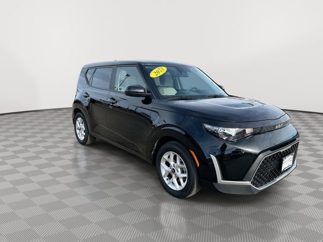 Used 2023 Kia Soul LX w/ LX Technology Package image 2