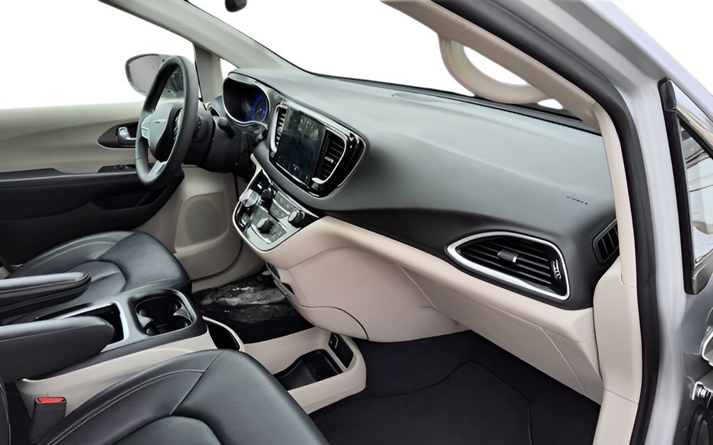 Used 2024 Chrysler Pacifica Touring-L FWD image 24