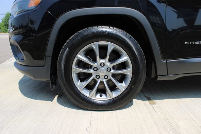Used 2019 Jeep Cherokee Latitude Plus w/ Cold Weather Group AWD/4WD image 27