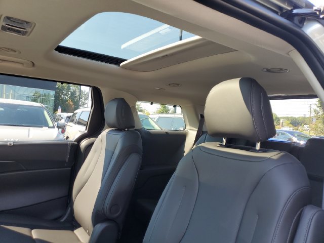 New 2027 Kia Carnival SX w/ Dark Edition Package FWD image 16