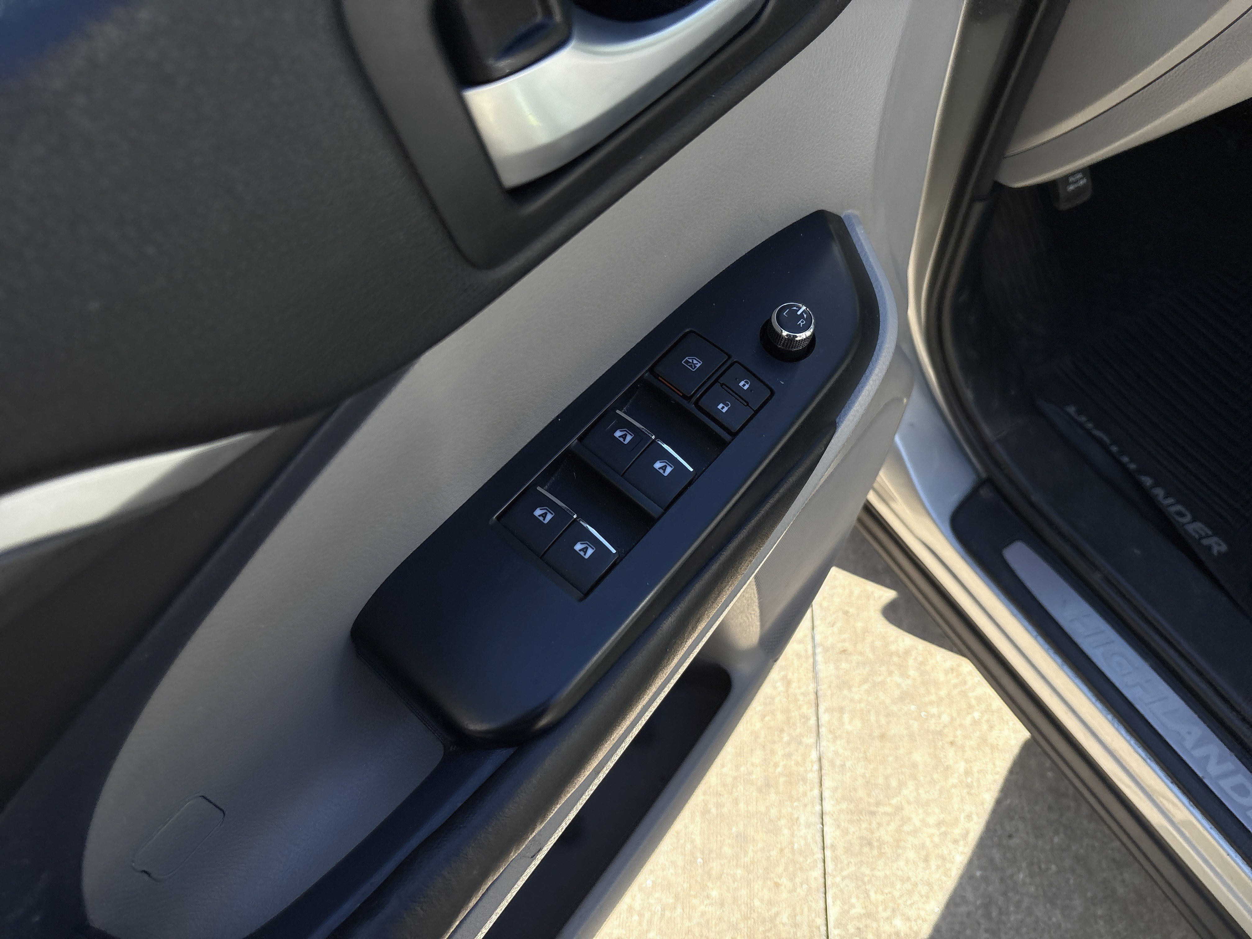 Used 2017 Toyota Highlander Limited AWD/4WD image 15