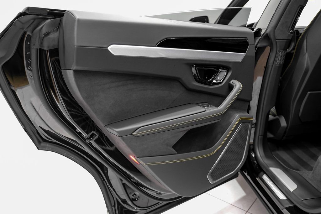 Used 2025 Lamborghini Urus SE image 46